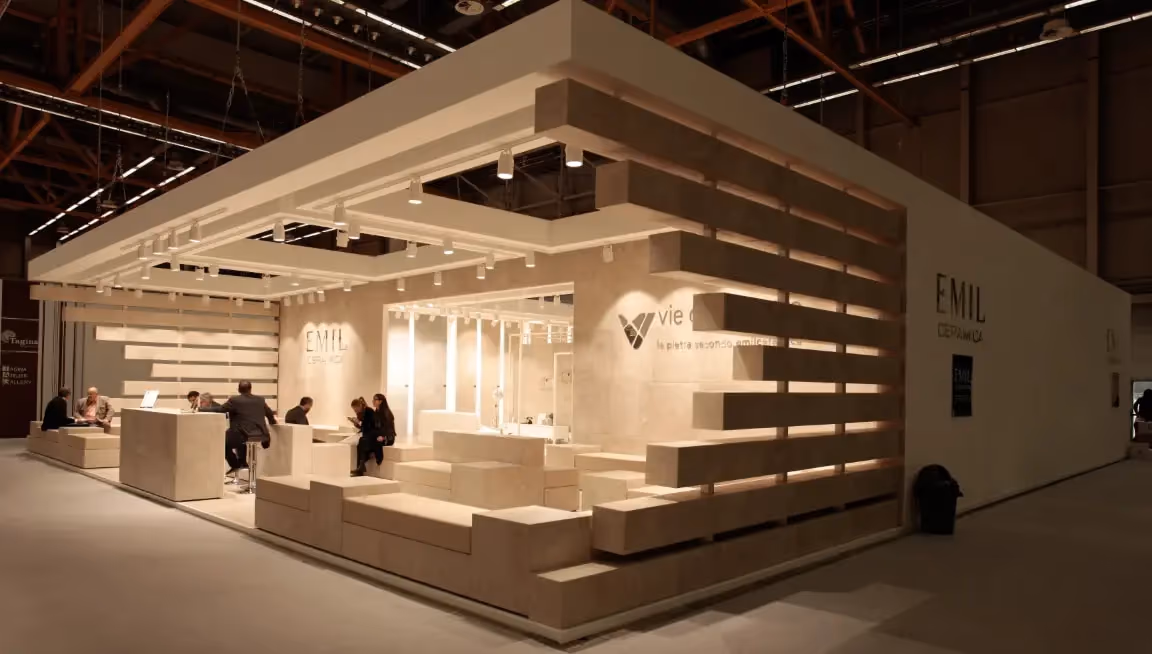 Stand ferial de carpintería premium lacada para Emil