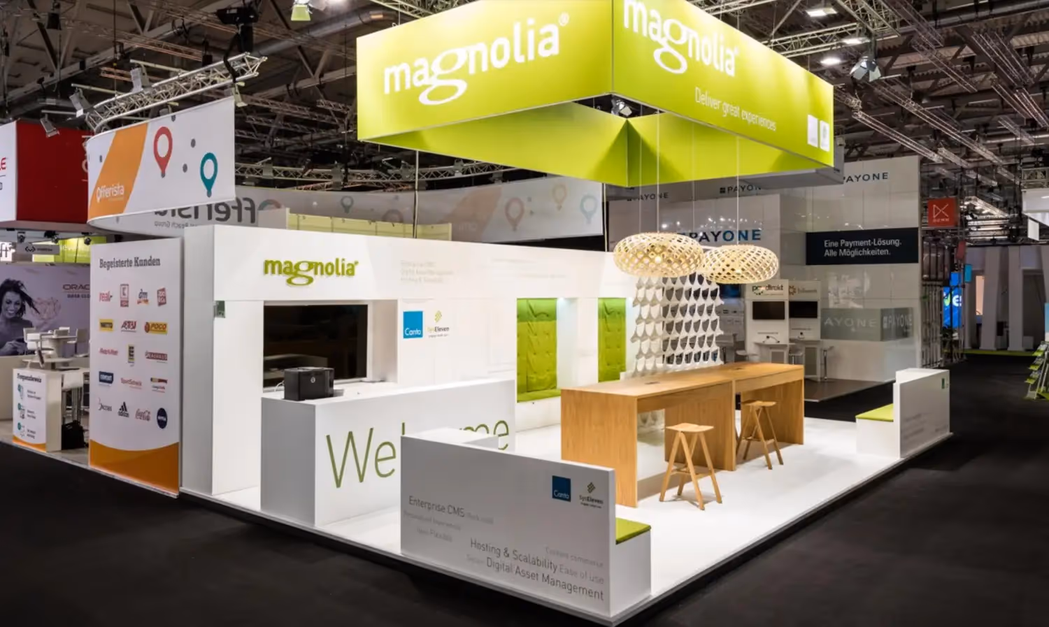 Montaje de stand premium con acabados de carpintería Magnolia