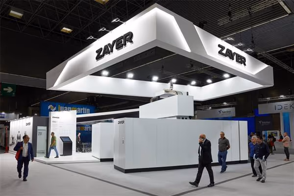 Stand de carpintería a medida y espacio de exposición de maquinaria para Zayer en BIEMH 2022