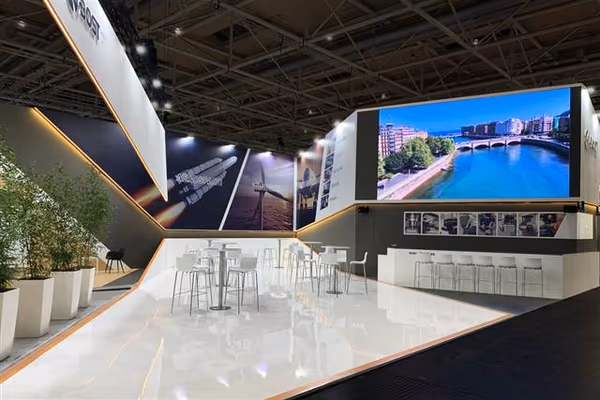 Zona audiovisual integrada en stand de madera a medida para la empresa BOST