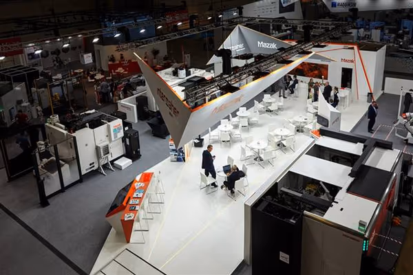 Vista superior del stand modular con estructura metálica y zona expositora para Intermaher