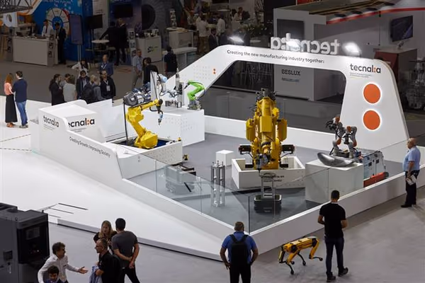 Stand tecnológico con zona de robótica y pantallas led interactivas para Tecnalia en BIEMH 2022