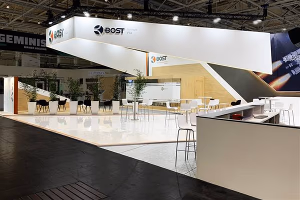 Zona de reuniones de carpintería premium y diseño acogedor en el stand de BOST