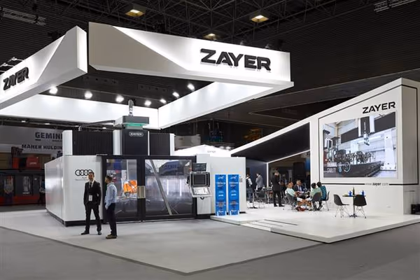Pantalla LED gigante integrada en la estructura del stand de Zayer