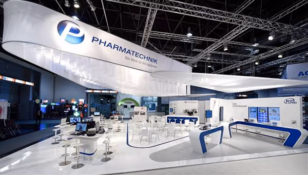 Stand corporativo premium con diseño para empresa del sector farmacéutico Pharmatechnik