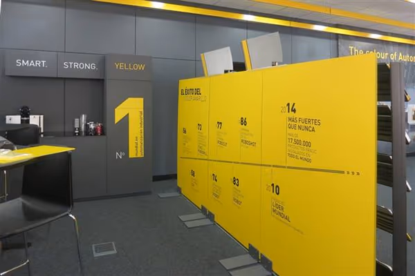 Showroom corporativo de robótica industrial diseñado a medida para Fanuc