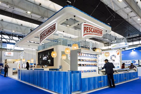 Stand ferial de alimentación con diseño corporativo y áreas de degustación para Pescanova
