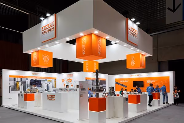 Diseño de stand de perfilería de aluminio y zonas de reunión de Emuge Franken en BIEMH 2022
