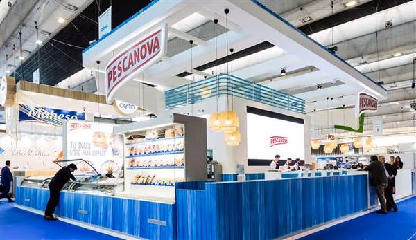 Zona de exposición y mostrador de atención al público en el stand de Pescanova